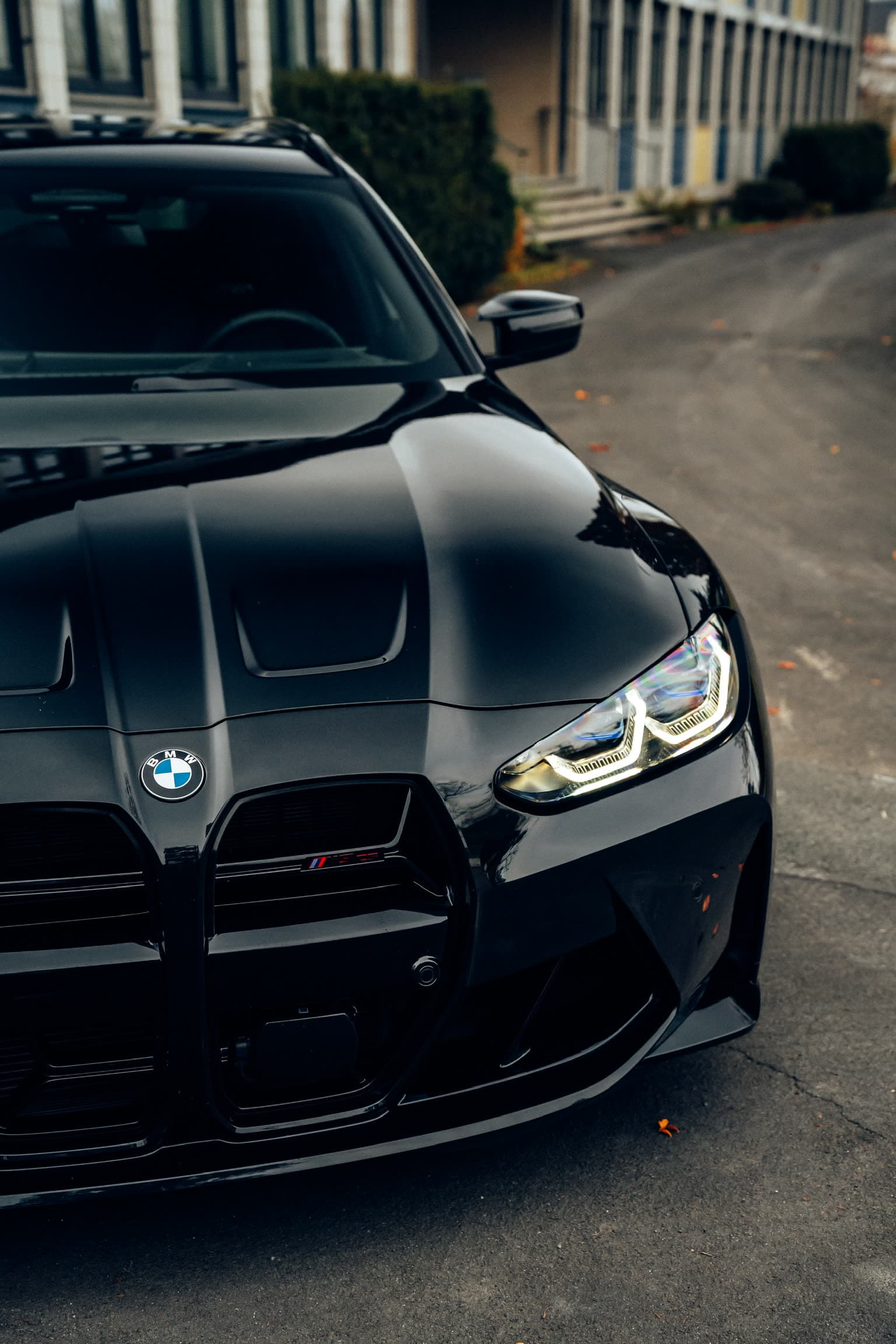 Schwarzer BMW M3 Frontansicht bei Nacht