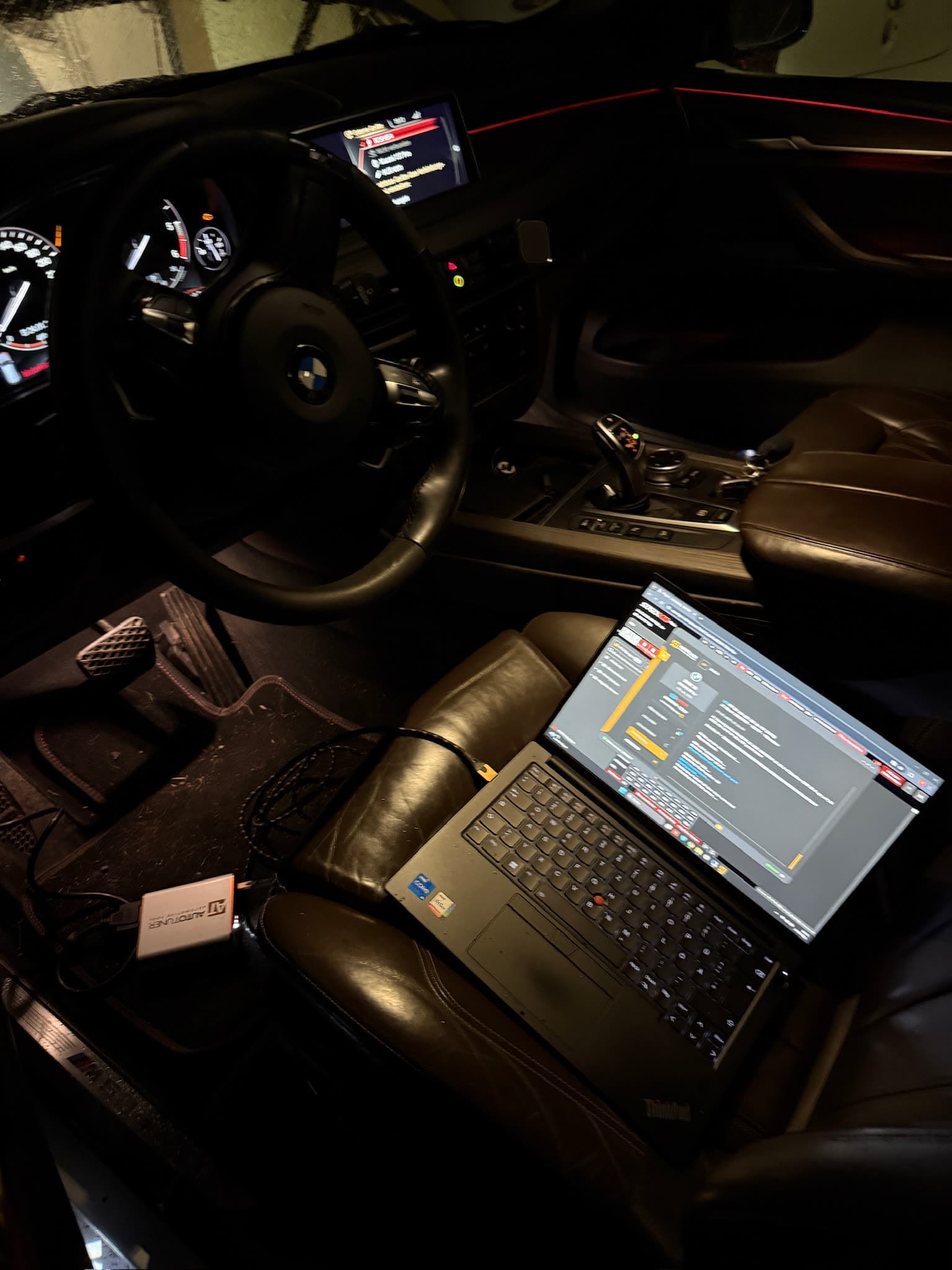Laptop mit Tuning-Software im Fahrzeuginnenraum