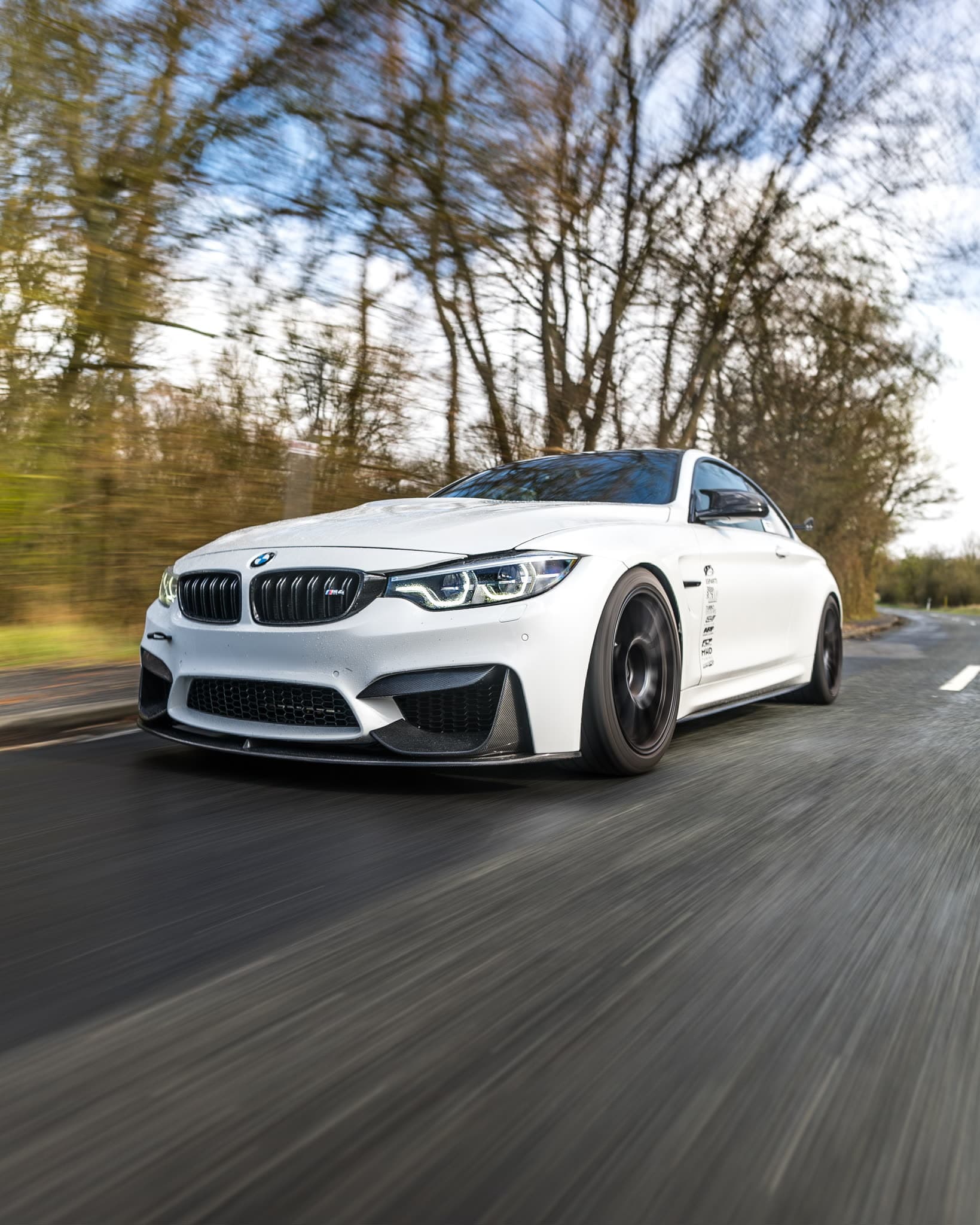Weißer BMW M3 in Fahrt